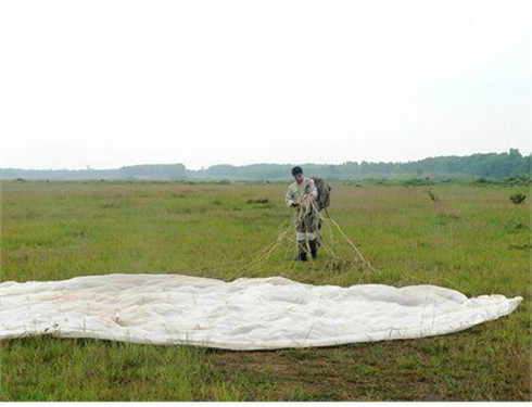 Xem các `nữ biệt kích` dù Hà Nội luyện tập đổ bộ đường không