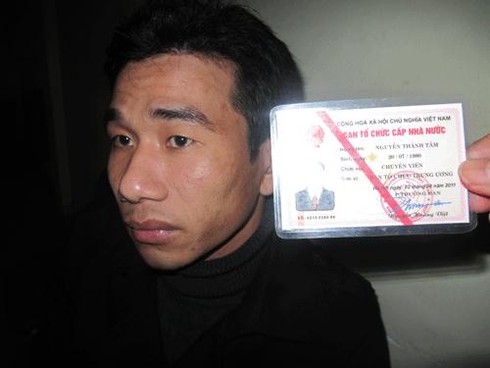 Dọa cảnh sát bằng thẻ rởm từ Ban tổ chức trung ương