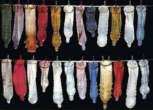 Nam Phi: nổ bao su khi đang ân ái