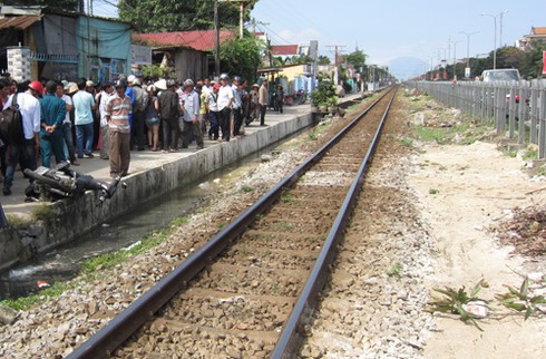 Đà Nẵng: Băng xe máy qua đường sắt, 2 người thương vong