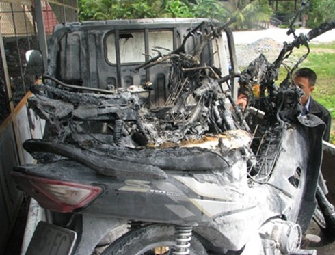 Cần Thơ: Xe máy bốc cháy ngay trên xe Cảnh sát