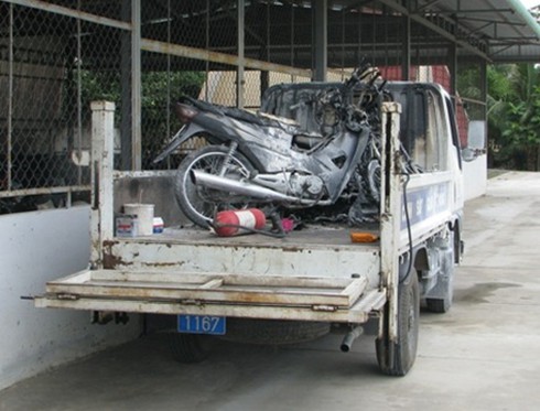 Cần Thơ: Xe máy bốc cháy ngay trên xe Cảnh sát