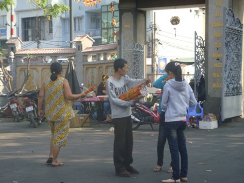 Bát nháo, nhếch nhác nơi cửa Phật