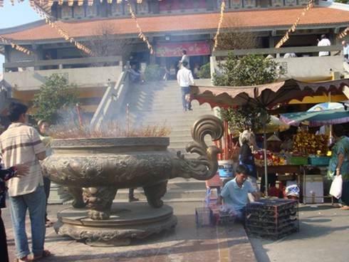 Bát nháo, nhếch nhác nơi cửa Phật