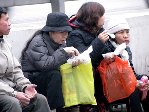 Tắc đường vì hàng chục nghìn người cầu an ở chùa Phúc Khánh
