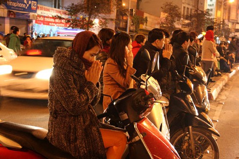 Tắc đường vì hàng chục nghìn người cầu an ở chùa Phúc Khánh