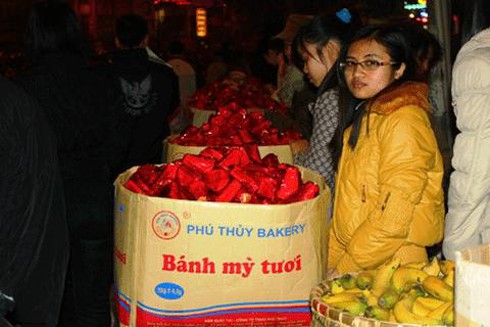 Tắc đường vì hàng chục nghìn người cầu an ở chùa Phúc Khánh