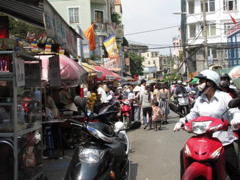 Chen chân lễ Phật rằm tháng Giêng