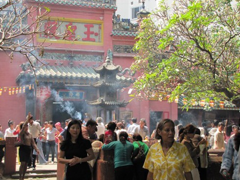 Chen chân lễ Phật rằm tháng Giêng