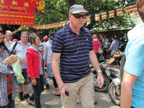 Chen chân lễ Phật rằm tháng Giêng