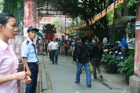 Chen chân lễ Phật rằm tháng Giêng