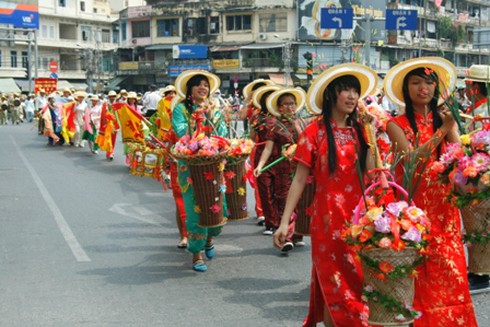 Chen chân lễ Phật rằm tháng Giêng