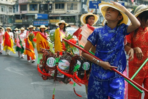Chen chân lễ Phật rằm tháng Giêng