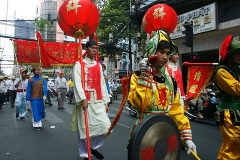Chen chân lễ Phật rằm tháng Giêng