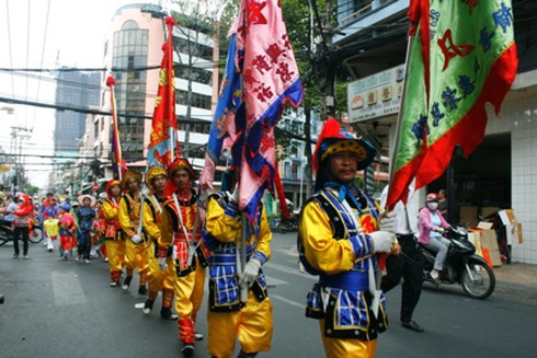 Chen chân lễ Phật rằm tháng Giêng