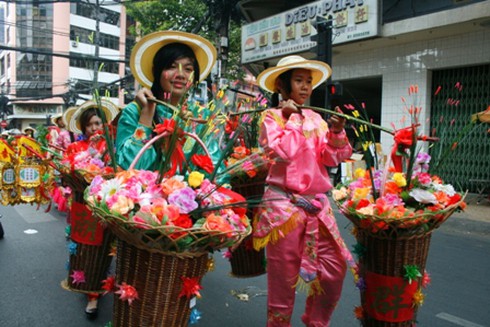 Chen chân lễ Phật rằm tháng Giêng