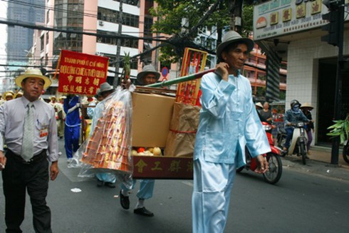 Chen chân lễ Phật rằm tháng Giêng