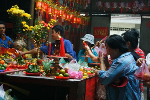 Chen chân lễ Phật rằm tháng Giêng