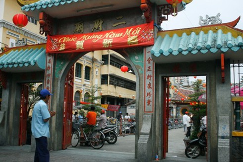 Chen chân lễ Phật rằm tháng Giêng