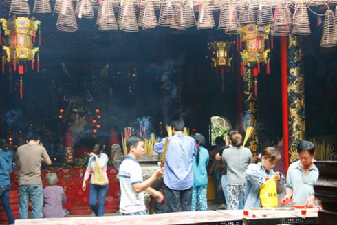 Chen chân lễ Phật rằm tháng Giêng