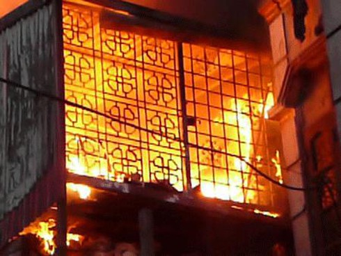 Mâu thuẫn với gia đình, đốt nhà tự tử