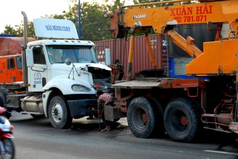 TP.HCM: Đầu xe Container húc đuôi xe tải, tài xế thoát nạn