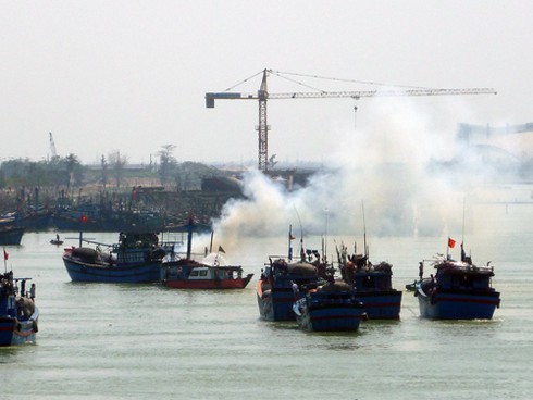 Đà Nẵng: Tàu cá 3 tỉ bốc cháy dữ dội trên sông Hàn