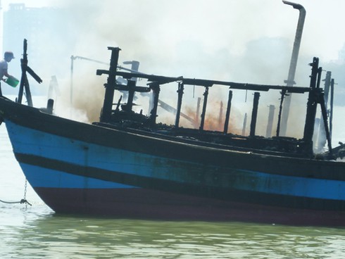 Đà Nẵng: Tàu cá 3 tỉ bốc cháy dữ dội trên sông Hàn