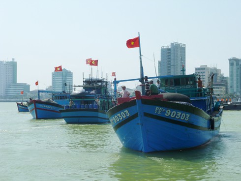 Đà Nẵng: Tàu cá 3 tỉ bốc cháy dữ dội trên sông Hàn