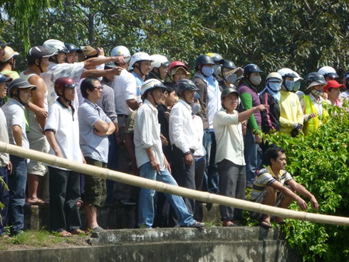 Đà Nẵng: Tàu cá 3 tỉ bốc cháy dữ dội trên sông Hàn