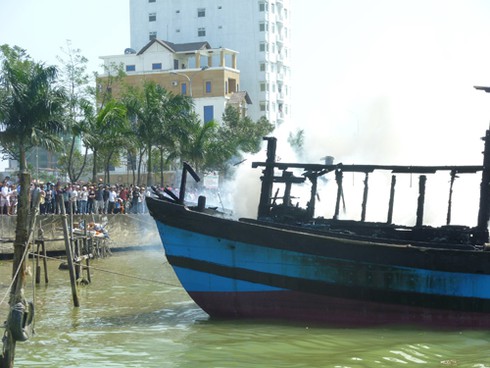Đà Nẵng: Tàu cá 3 tỉ bốc cháy dữ dội trên sông Hàn