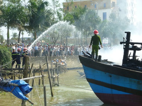 Đà Nẵng: Tàu cá 3 tỉ bốc cháy dữ dội trên sông Hàn