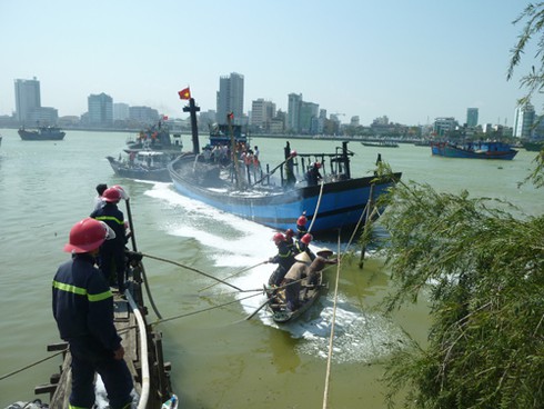 Đà Nẵng: Tàu cá 3 tỉ bốc cháy dữ dội trên sông Hàn