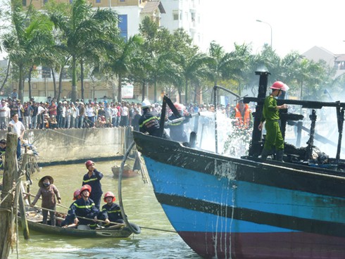 Đà Nẵng: Tàu cá 3 tỉ bốc cháy dữ dội trên sông Hàn