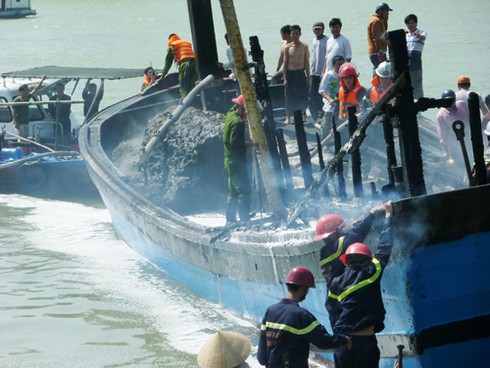 Đà Nẵng: Tàu cá 3 tỉ bốc cháy dữ dội trên sông Hàn