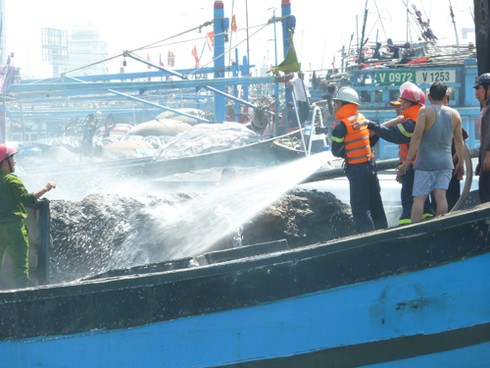 Đà Nẵng: Tàu cá 3 tỉ bốc cháy dữ dội trên sông Hàn