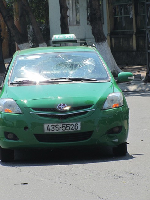 Taixi hất văng hai học sinh lên mui xe