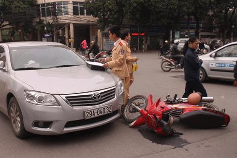 Oan gia vì đụng phải… ô tô của `đầu gấu`