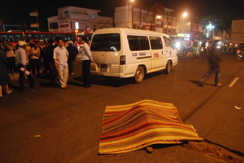 Đà Nẵng: Xe tải vượt đèn đỏ, 3 người thương vong