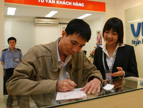 Tín dụng sau `bão` sẽ đón `sóng thần`