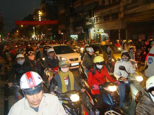 Học sinh ngủ gật, tiểu thương thất thu vì tắc đường