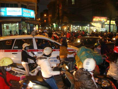 Học sinh ngủ gật, tiểu thương thất thu vì tắc đường