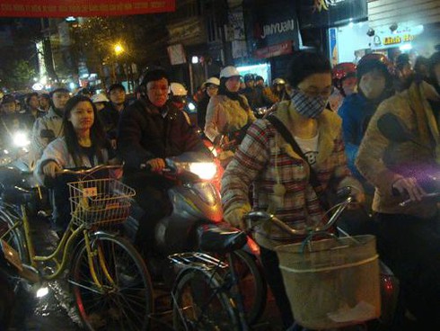Học sinh ngủ gật, tiểu thương thất thu vì tắc đường