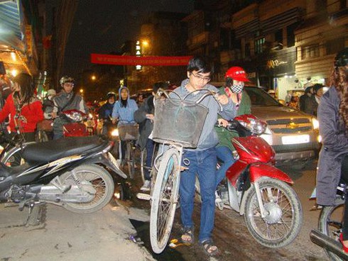 Học sinh ngủ gật, tiểu thương thất thu vì tắc đường