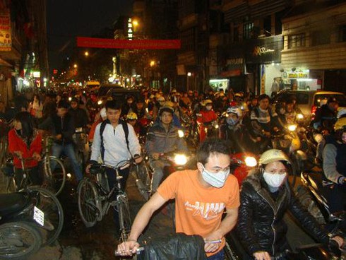 Học sinh ngủ gật, tiểu thương thất thu vì tắc đường