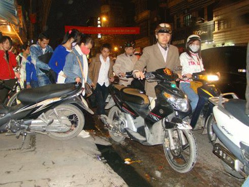 Học sinh ngủ gật, tiểu thương thất thu vì tắc đường