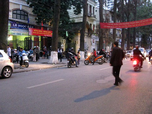 Cận cảnh những nút ùn tắc `truyền thống` sau đổi giờ