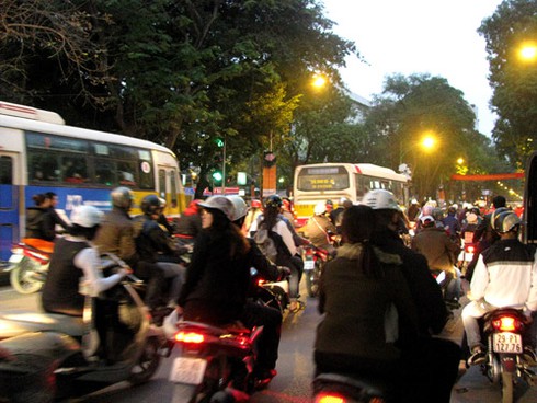 Cận cảnh những nút ùn tắc `truyền thống` sau đổi giờ