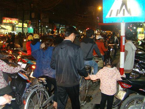 Học sinh ngủ gật, tiểu thương thất thu vì tắc đường