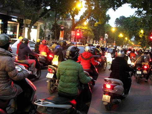 Cận cảnh những nút ùn tắc `truyền thống` sau đổi giờ